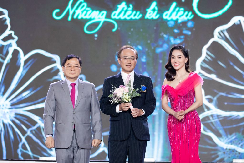 Đại diện BTC cuộc thi trao hoa cho Nhà tài trợ Kim cương AQUA Việt Nam